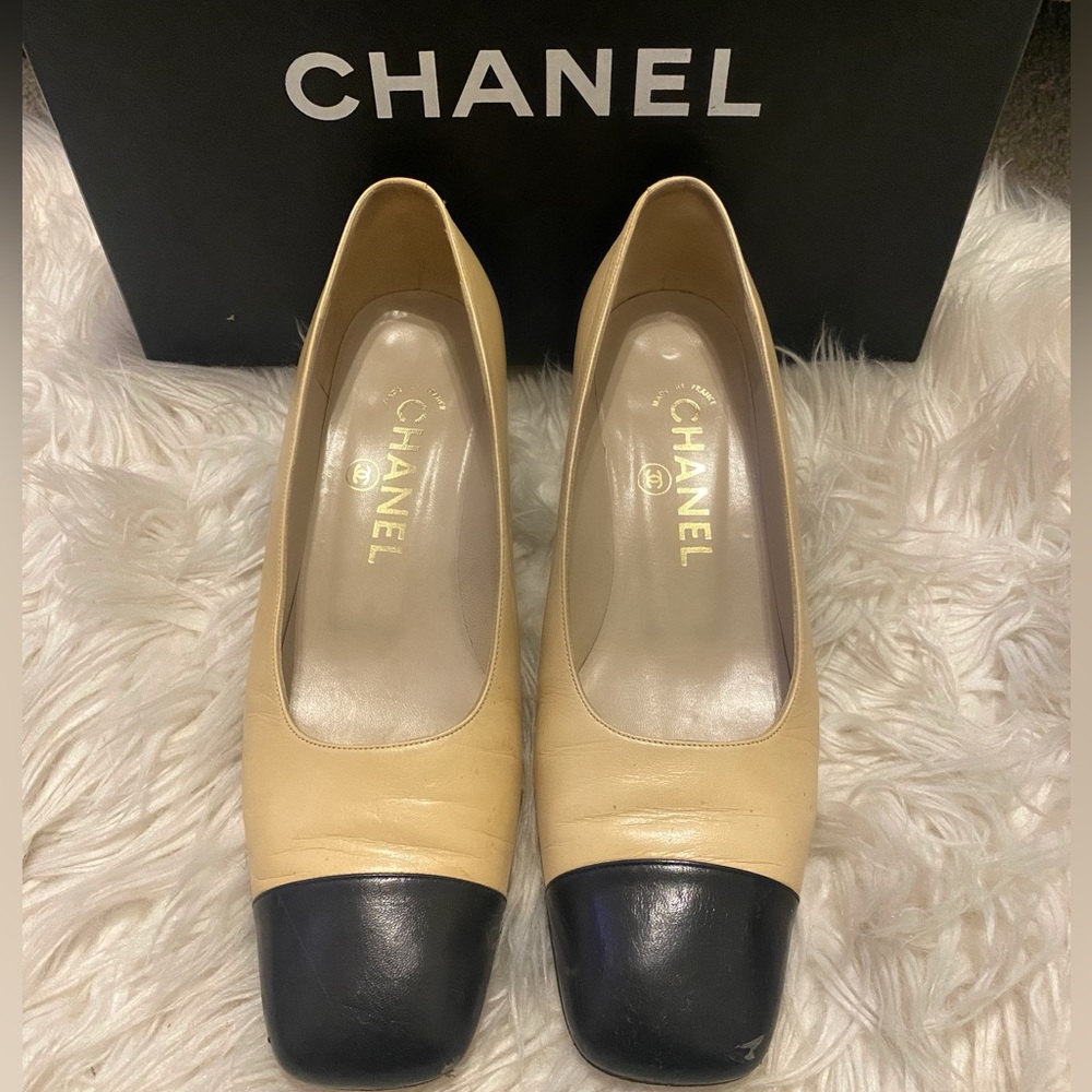 Vintage CHANEL block heel pump